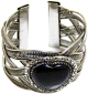 Bracelet Cuff ajustable en metal argente cisele orne de pierre noire sous forme de coeur