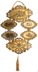 Pendentif dore de decoration contenant la chahada, et les 3 Sourates Qoul etc.