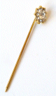 Epingle broche doree sous forme de fleur a 9 perles