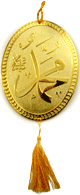 Pendentif dore de forme ovale avec le nom du Prophete Muhammad calligraphie