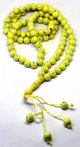 Chapelet "Sebha" jaune a 99 grains avec decorations argentees