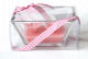 Bougie double parfumee dans sa boite avec un ruban cadeau de couleur rose clair