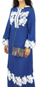 Robe bleue evasee avec broderies blanches et capuche