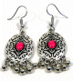 Boucles d'oreilles pendantes en metal argente cisele serties de pierres rose