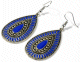 Boucles d'oreilles pendantes en metal argente cisele serties de pierres bleu