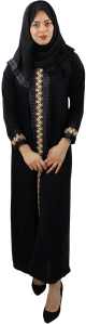 Robe noire avec broderie et perles sur les manches et le devant