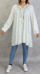Tunique longue et ample (Grande taille) de couleur blanche avec motifs dores broderies et pompons (100% coton)