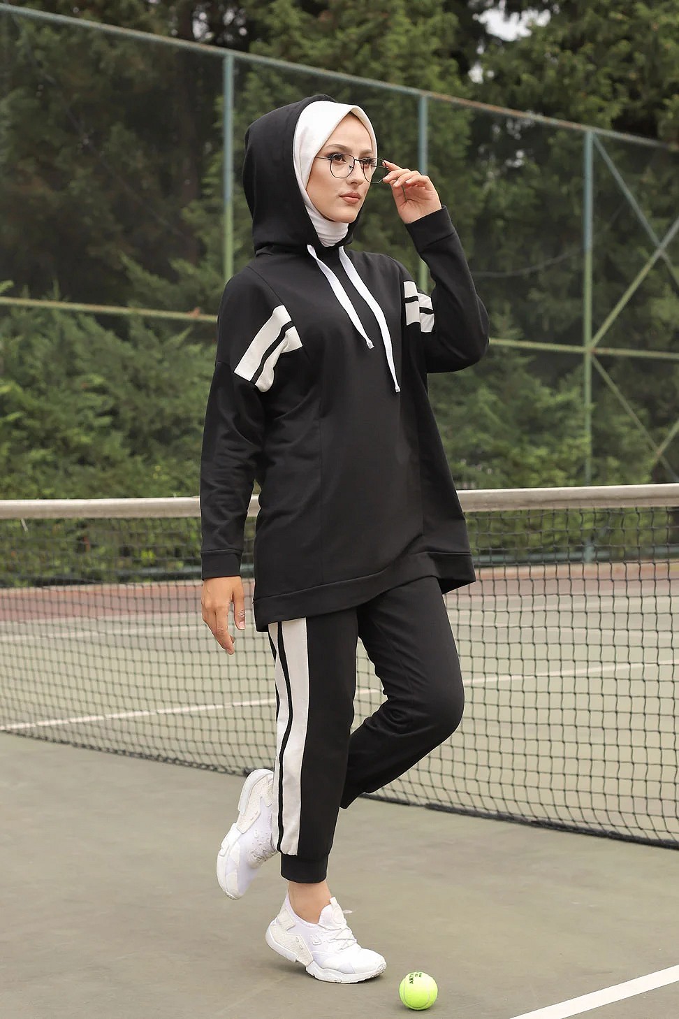 Ensemble survêtement 2 pièces : Sweat à capuche et Jogger - Vetement Sport  femme voilée - Couleur blanc et Noir - Prêt à porter et accessoires sur
