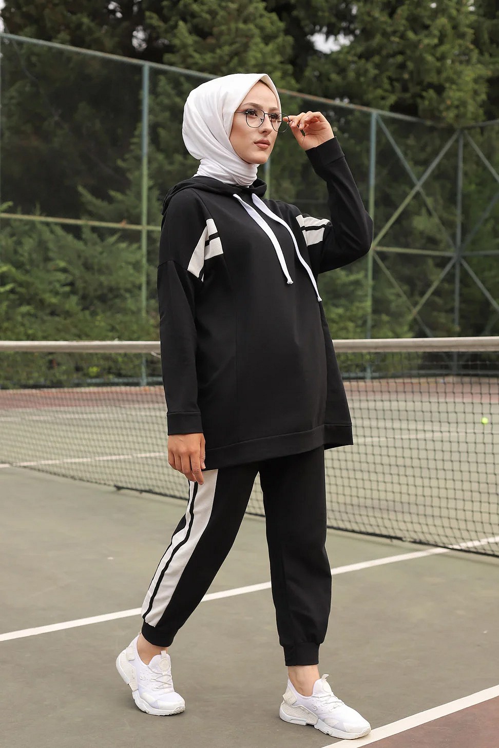 Ensemble survêtement 2 pièces : Sweat à capuche et Jogger - Vetement Sport  femme voilée - Couleur blanc et Noir