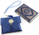 Ensemble cadeau musulman : Pochette contenant un Tapis de priere et une Sebha de luxe + Le Noble Coran bilingue (francais/arabe) Couverture Daim - Couleur Bleu marine