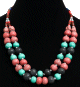 Collier ethnique artisanal deux rangs imitation pierres rondes multicolore agencees de perles argentees, rouges, bleues et en bois