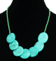 Collier artisanal ethnique imitation pierres turquoises plates decore de perles