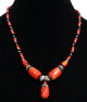Collier ethnique artisanal imitation trois pierres corail rouges agrementees de perles multicolores