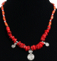 Collier artisanal imitation pierres rouges corail agencees de perles et agremente de pendentifs tourbillon en metal argente